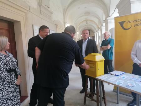 Na rastavi so bile na voljo prav posebne razglednice z idrijsko in lepoglavsko čipko